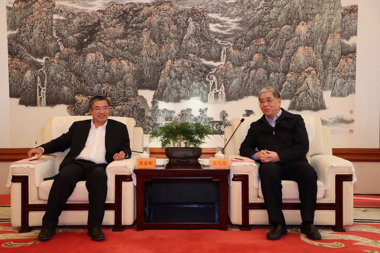 雷凡培會見中國船級社黨委副書記、總裁莫鑒輝一行